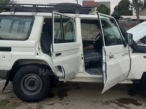 Toyota Land Cruiser 2016 White