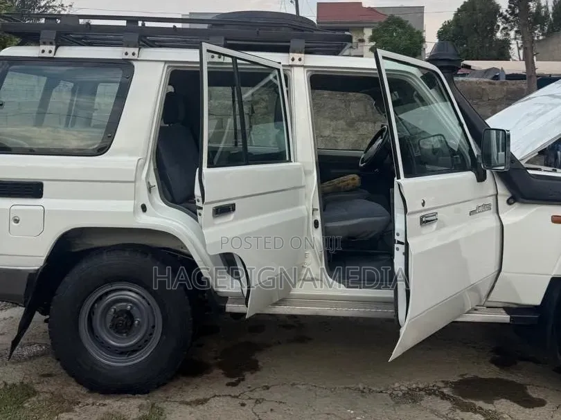 Toyota Land Cruiser 2016 White
