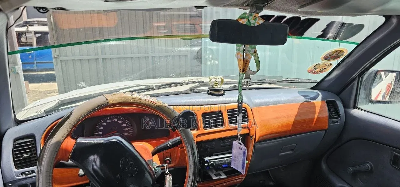 Toyota Hilux 1999 White