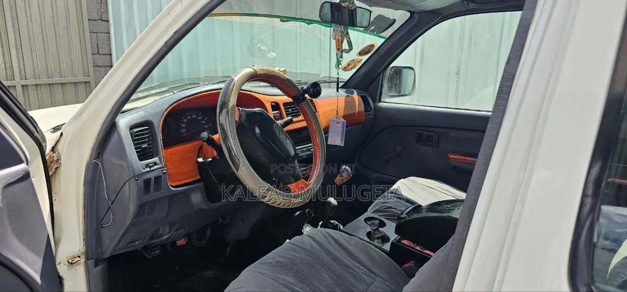 Toyota Hilux 1999 White