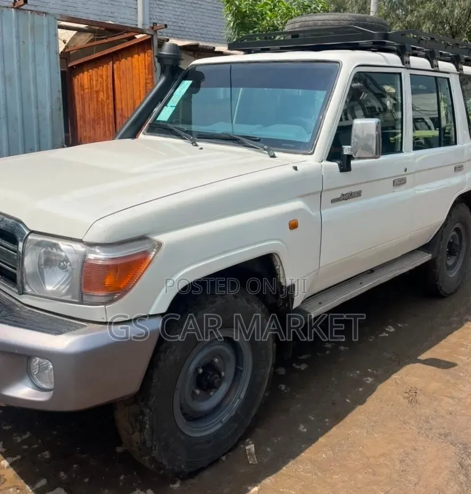 Toyota Land Cruiser 2016 White