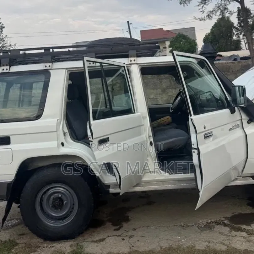 Toyota Land Cruiser 2016 White