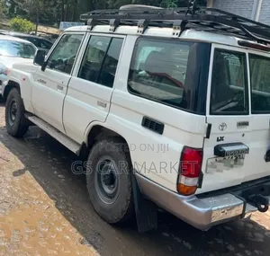 Toyota Land Cruiser 2016 White