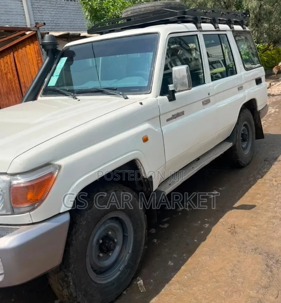 Toyota Land Cruiser 2016 White