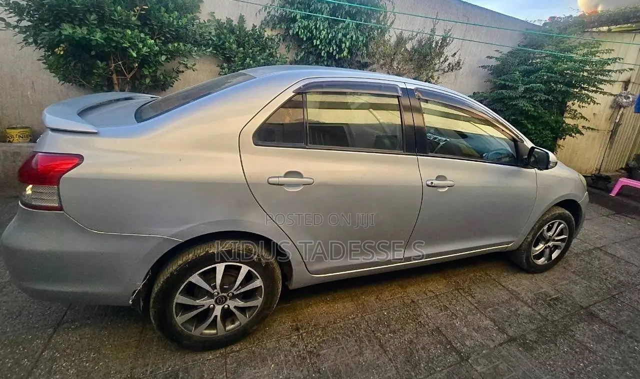 Toyota Yaris 2011 Silver