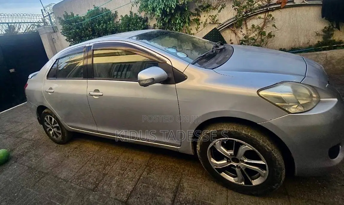 Toyota Yaris 2011 Silver