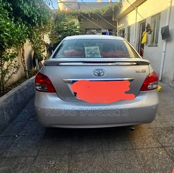 Toyota Yaris 2011 Silver