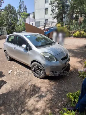 Toyota Yaris Base Hatchback 5dr 2010 Silver