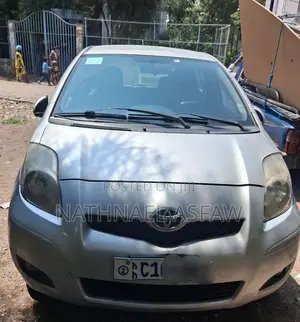 Toyota Yaris Base Hatchback 5dr 2010 Silver