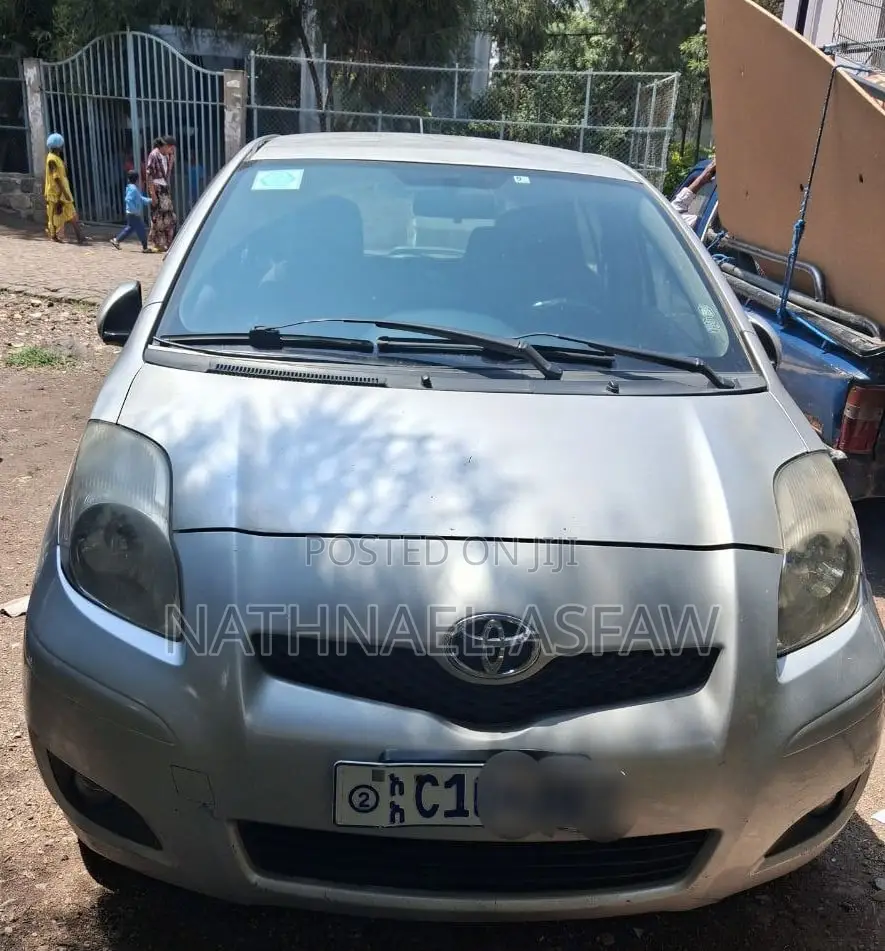 Toyota Yaris Base Hatchback 5dr 2010 Silver
