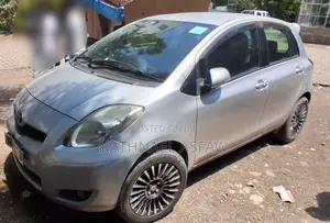 Toyota Yaris Base Hatchback 5dr 2010 Silver