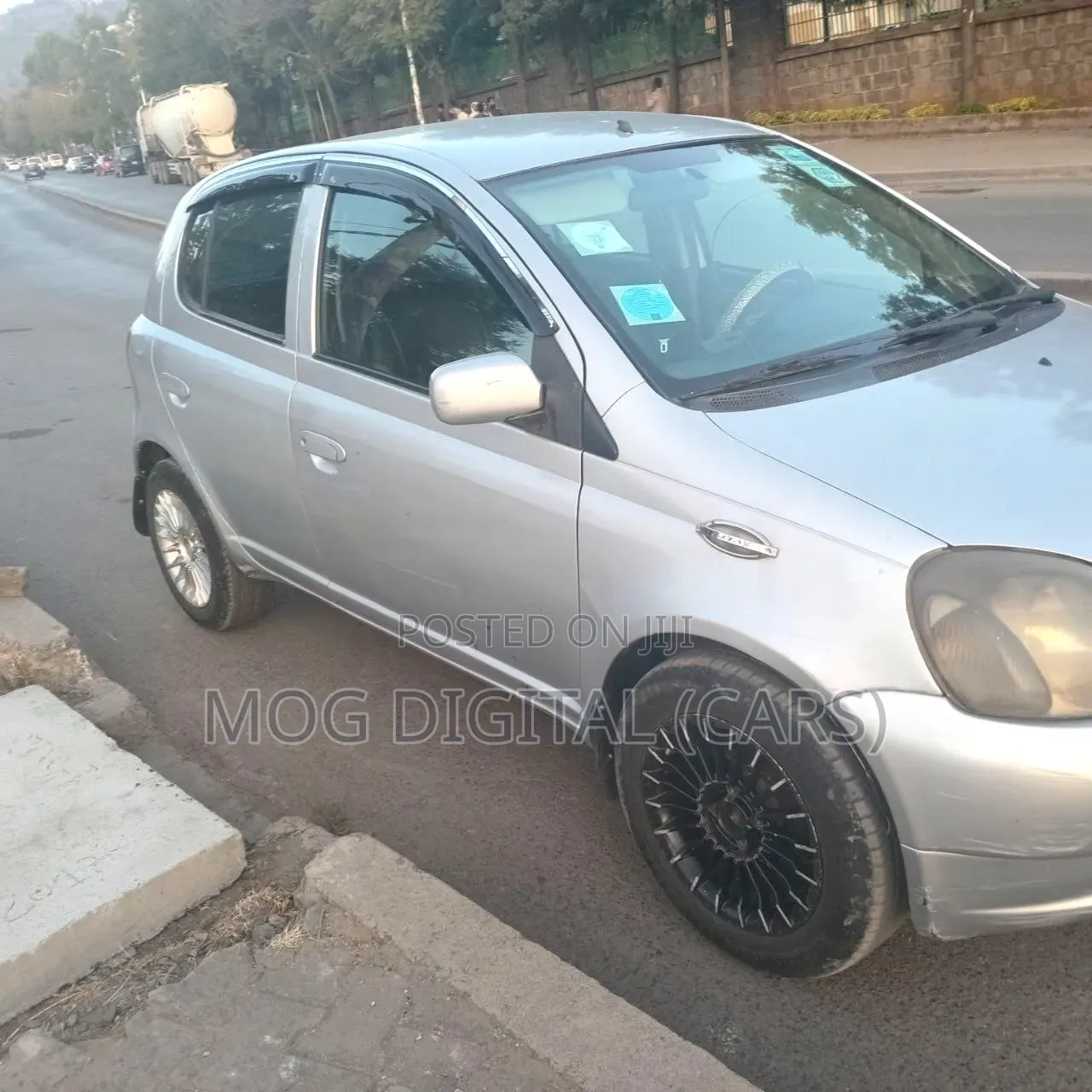 Toyota Vitz 1999 Silver