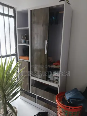 ንፁህ የ ልብስ ማስቀመጫ ቁምሳጥን