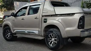 Toyota Hilux 2015 Gold