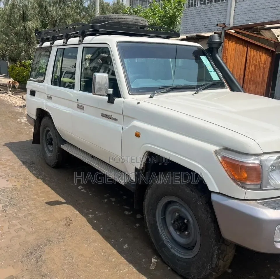 Toyota Land Cruiser 2012 White