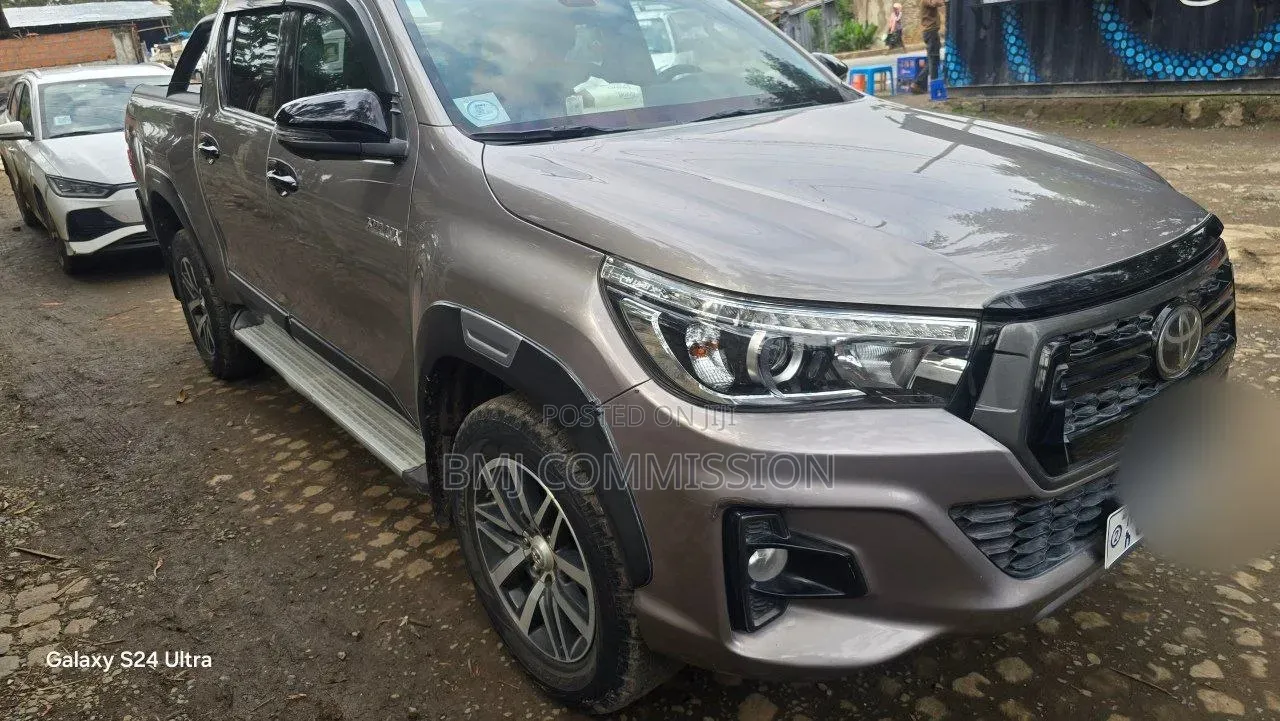 Toyota Hilux Revo Double Cab Deisel 2.4 AWD 2019 Silver