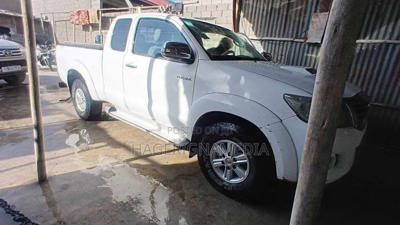 Toyota Hilux 2012 White