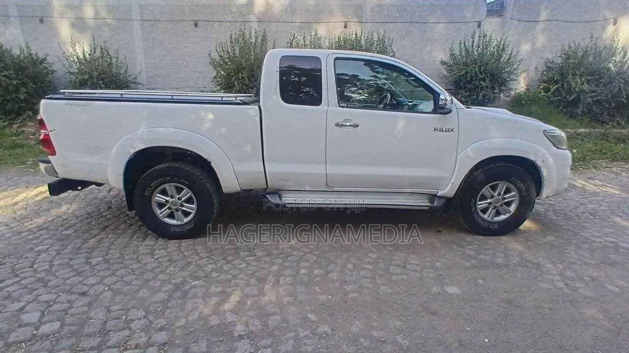 Toyota Hilux 2012 White