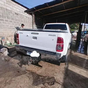Toyota Hilux 2012 White