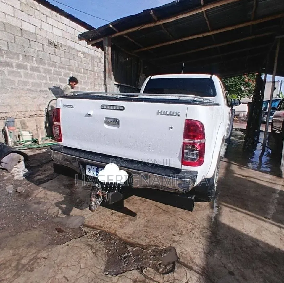 Toyota Hilux 2012 White