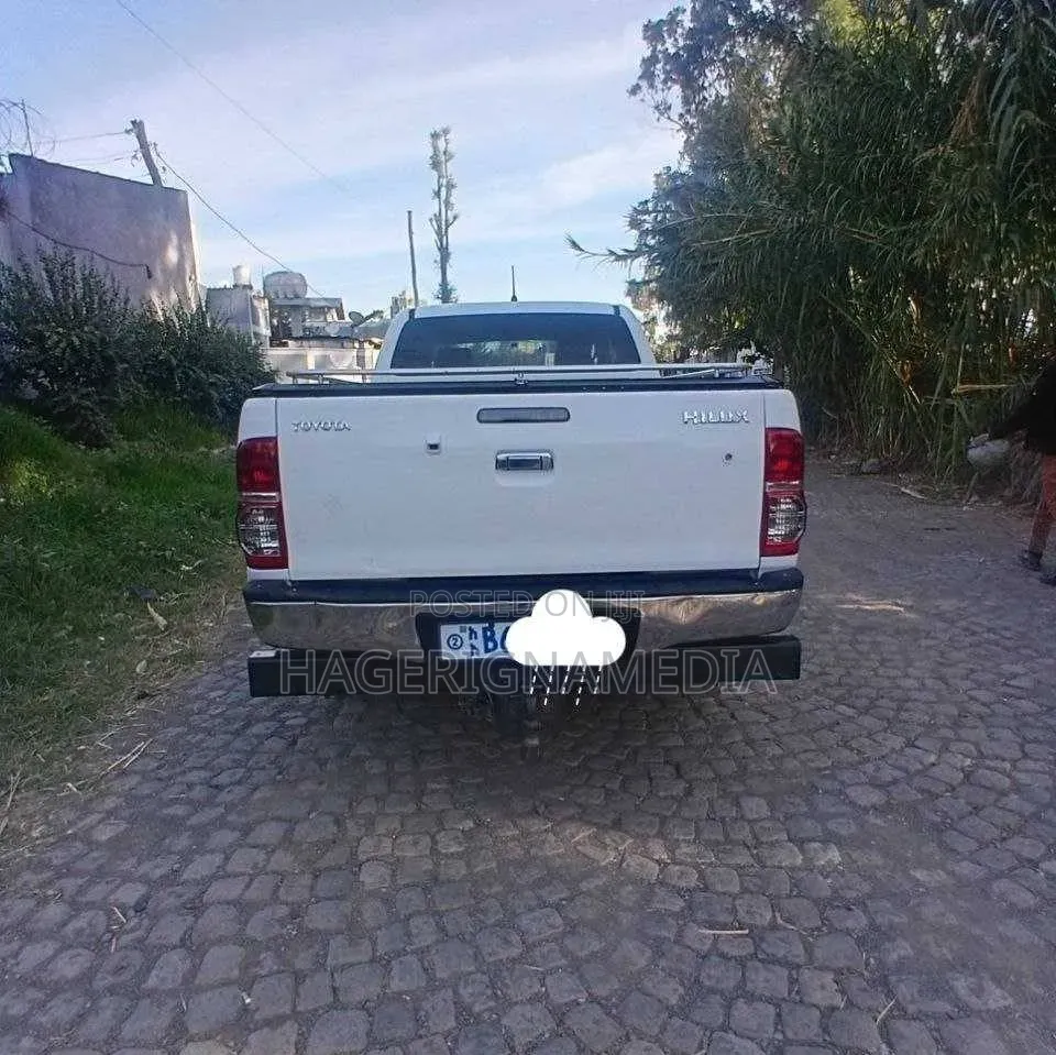 Toyota Hilux 2012 White