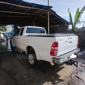 Toyota Hilux 2012 White