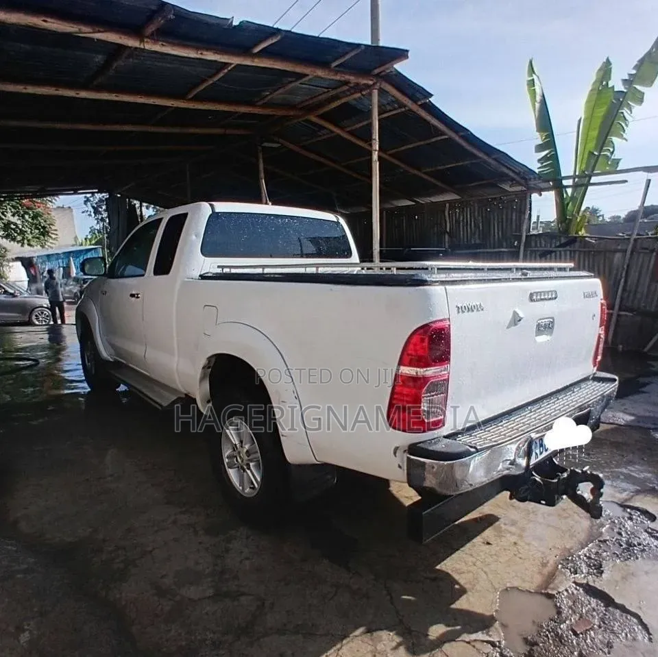 Toyota Hilux 2012 White