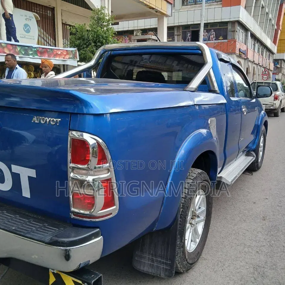 Toyota Hilux 2012 Blue