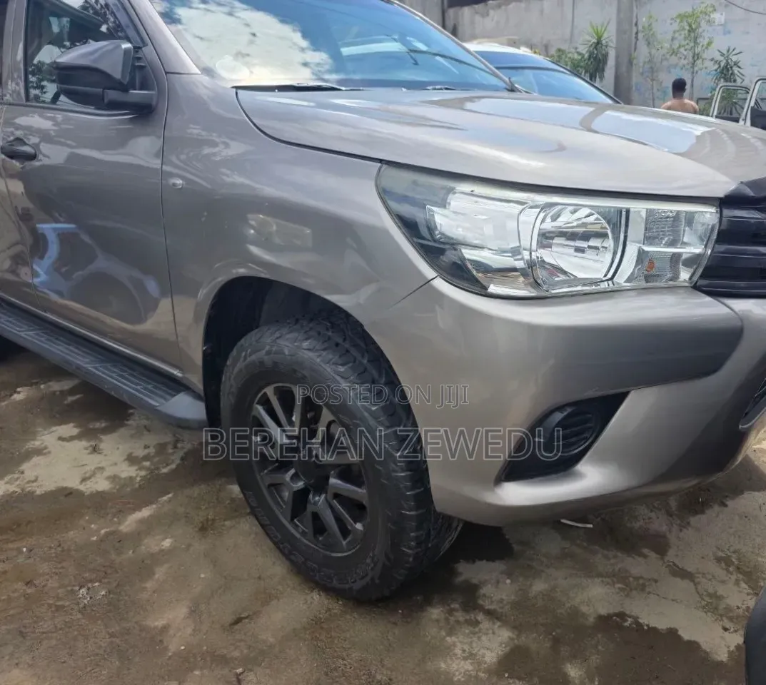 Toyota Hilux 2018 Silver