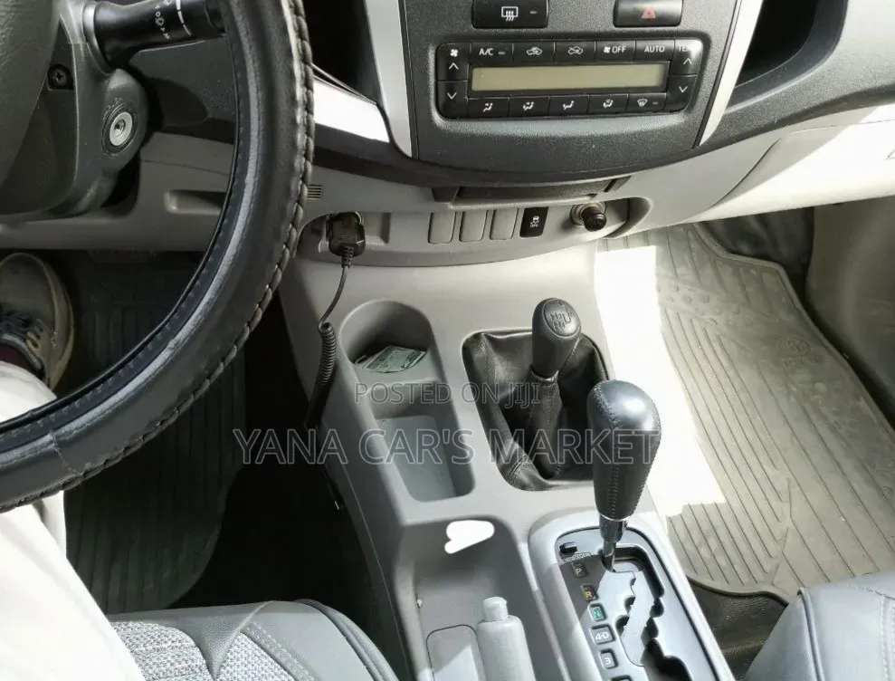 Toyota Hilux 2010 Silver