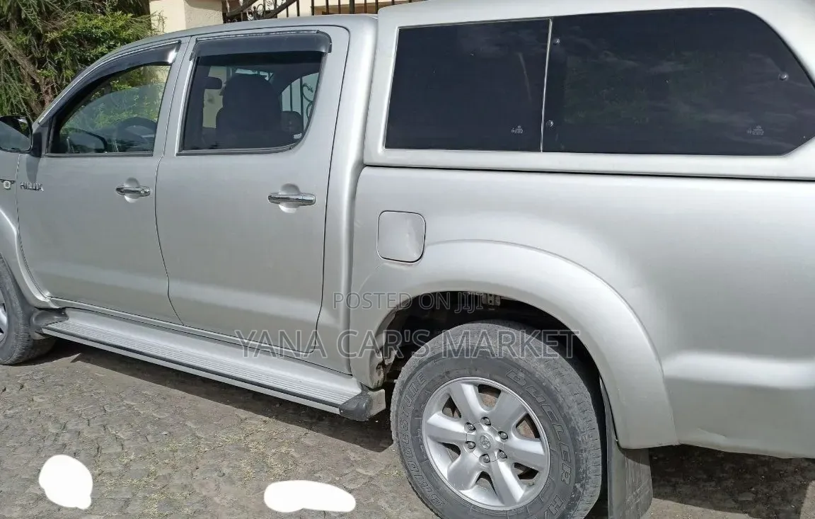 Toyota Hilux 2010 Silver
