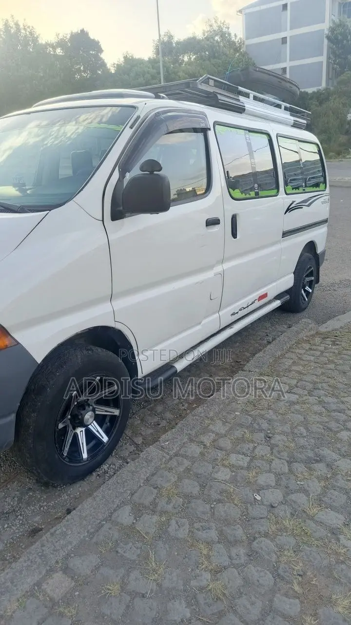Toyota HiAce 2004 White