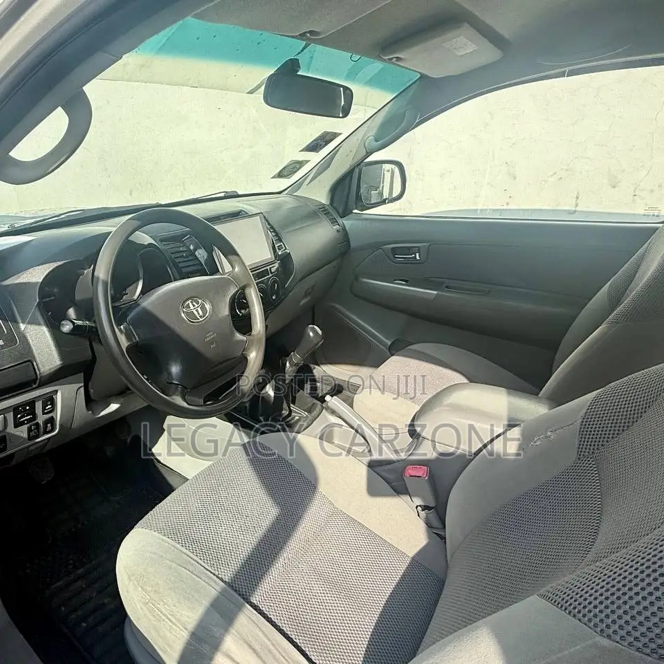 Toyota Hilux 2010 Silver