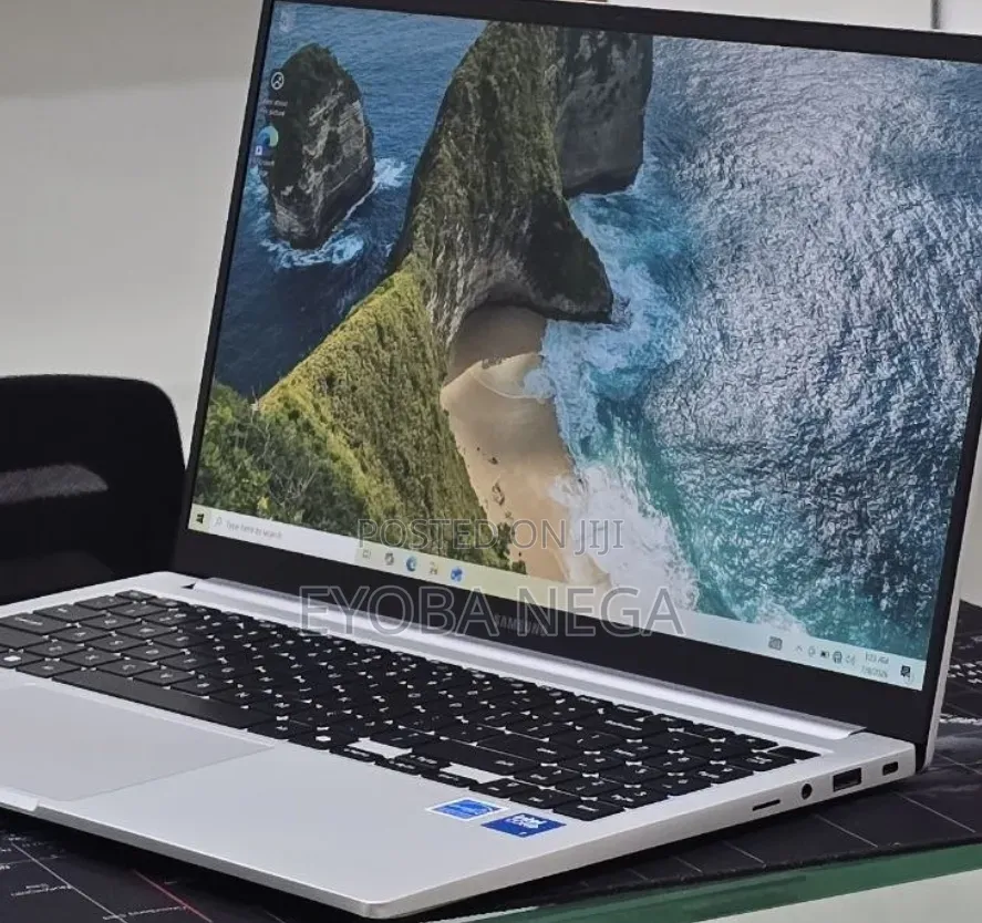 New Laptop Samsung Galaxy Book4 16GB Intel Core 7 SSD 512GB
