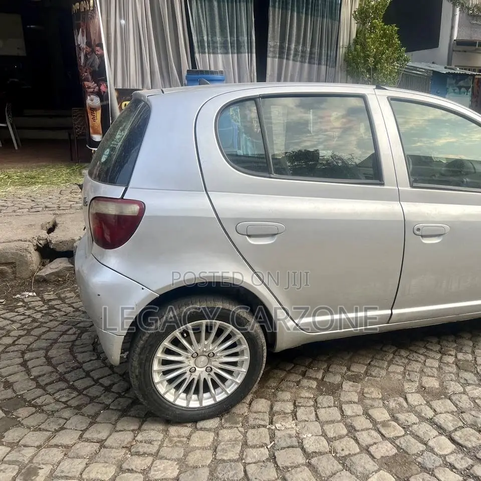 Toyota Vitz 2001 Silver
