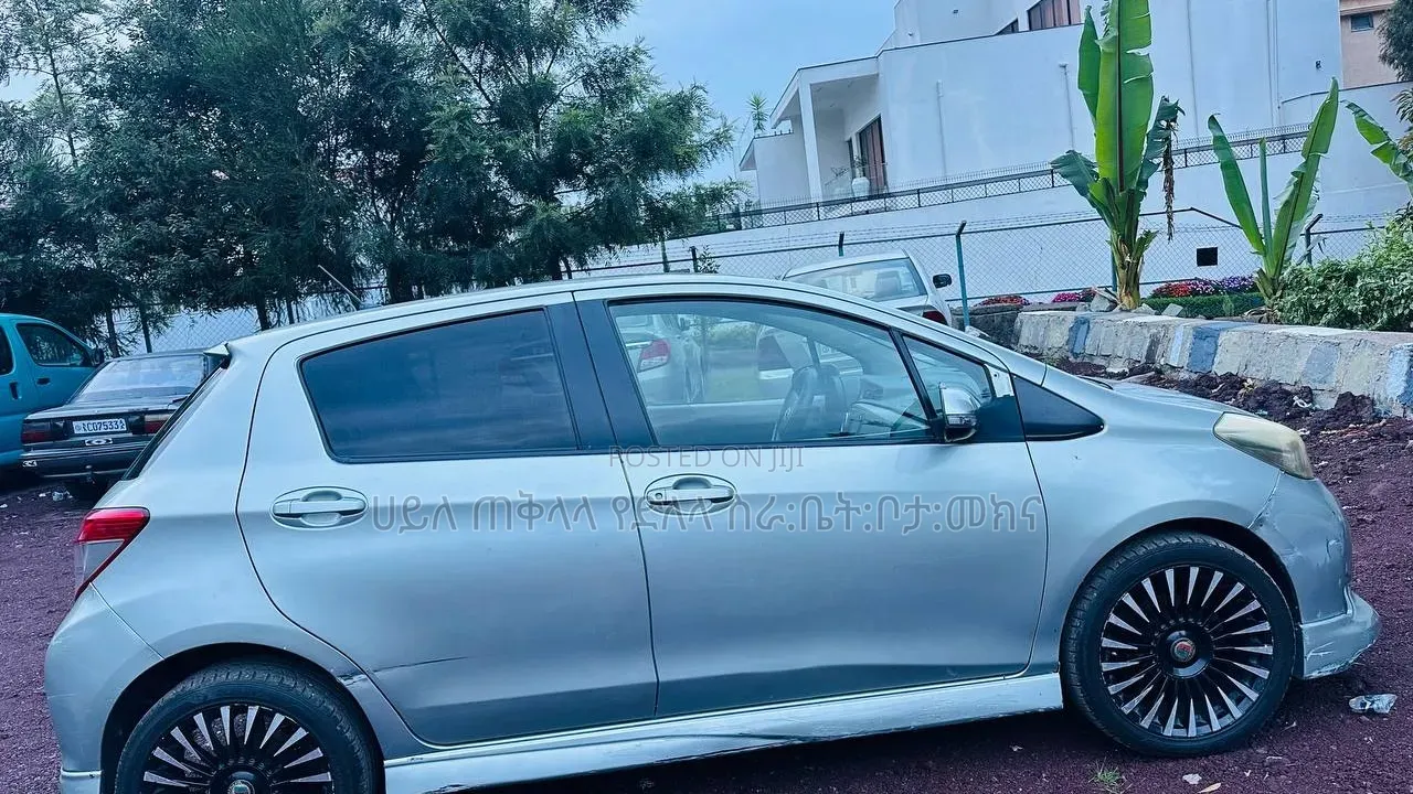 Toyota Yaris 2011 Silver