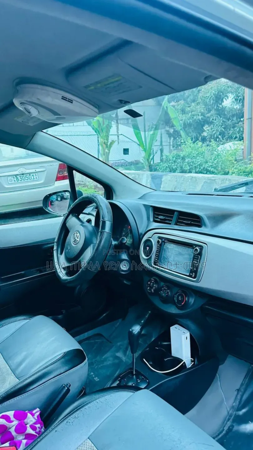 Toyota Yaris 2011 Silver