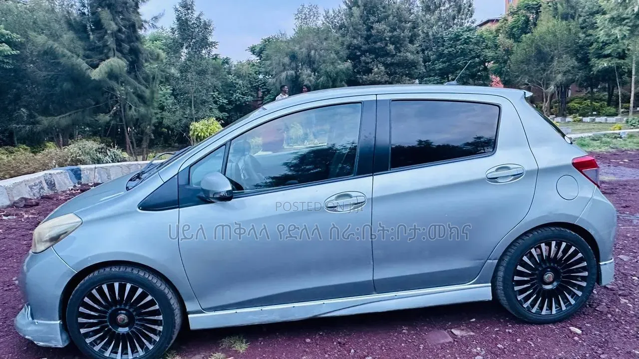 Toyota Yaris 2011 Silver