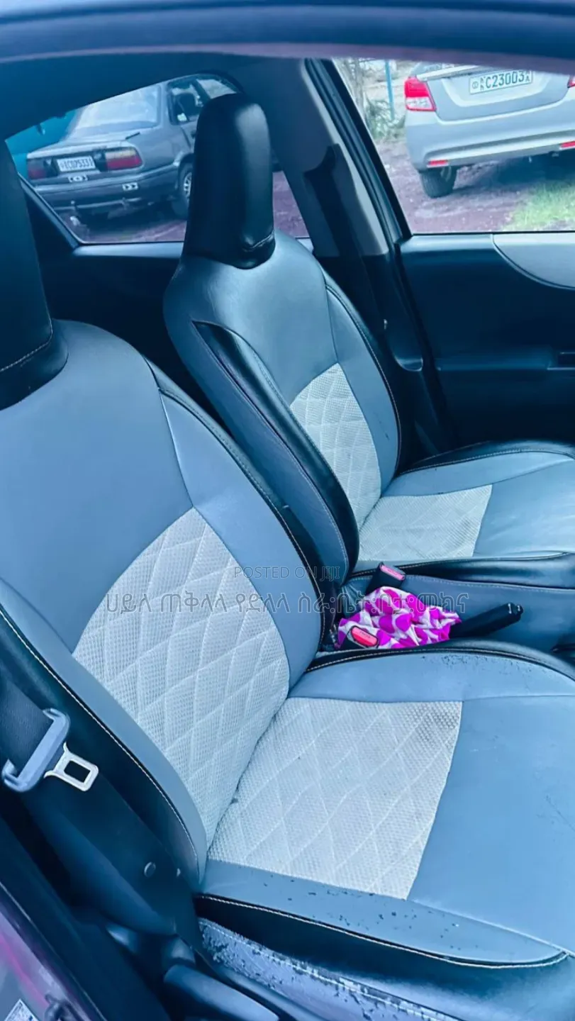 Toyota Yaris 2011 Silver