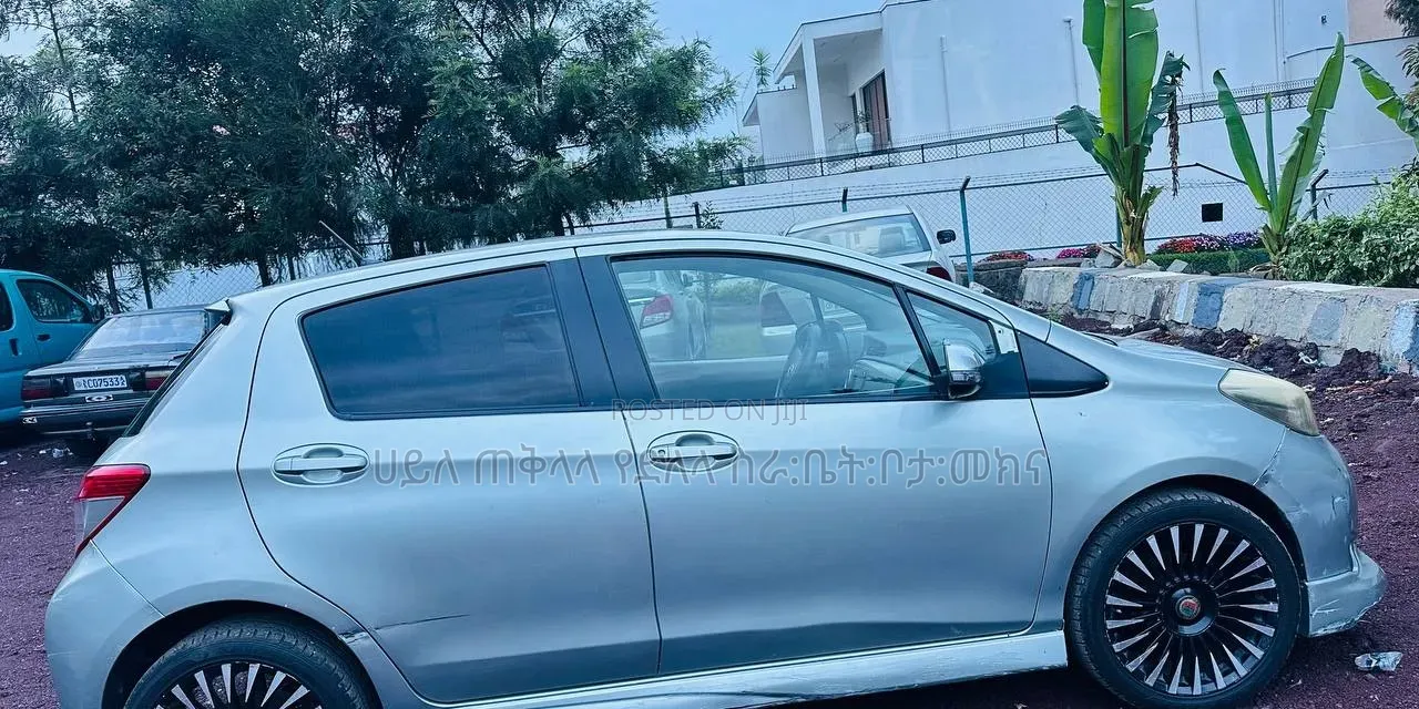 Toyota Yaris 2011 Silver