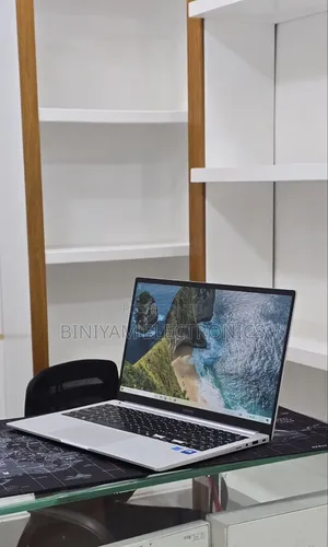 New Laptop Samsung Galaxy Book4 16GB Intel Core i7 SSD 512GB
