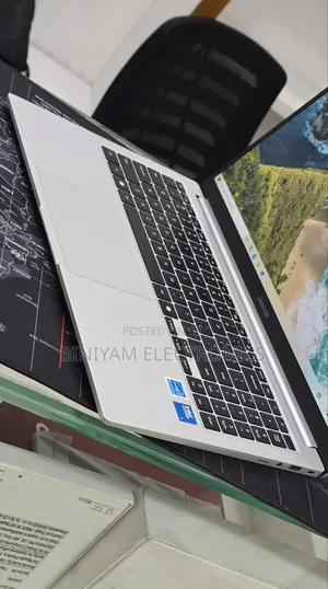 New Laptop Samsung Galaxy Book4 16GB Intel Core i7 SSD 512GB