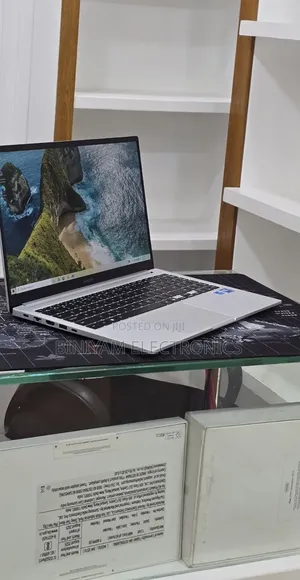 New Laptop Samsung Galaxy Book4 16GB Intel Core i7 SSD 512GB