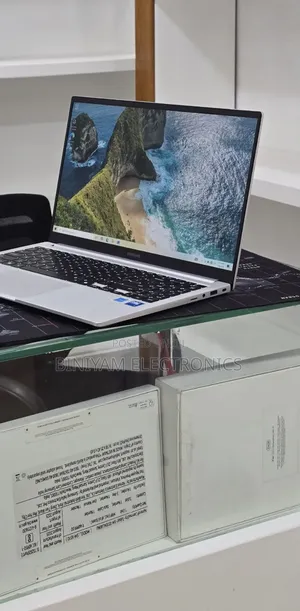 New Laptop Samsung Galaxy Book4 16GB Intel Core i7 SSD 512GB