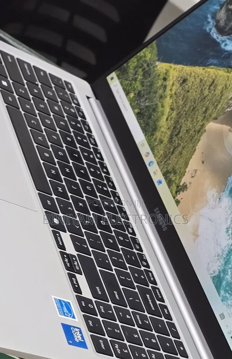 New Laptop Samsung Galaxy Book4 16GB Intel Core i7 SSD 512GB