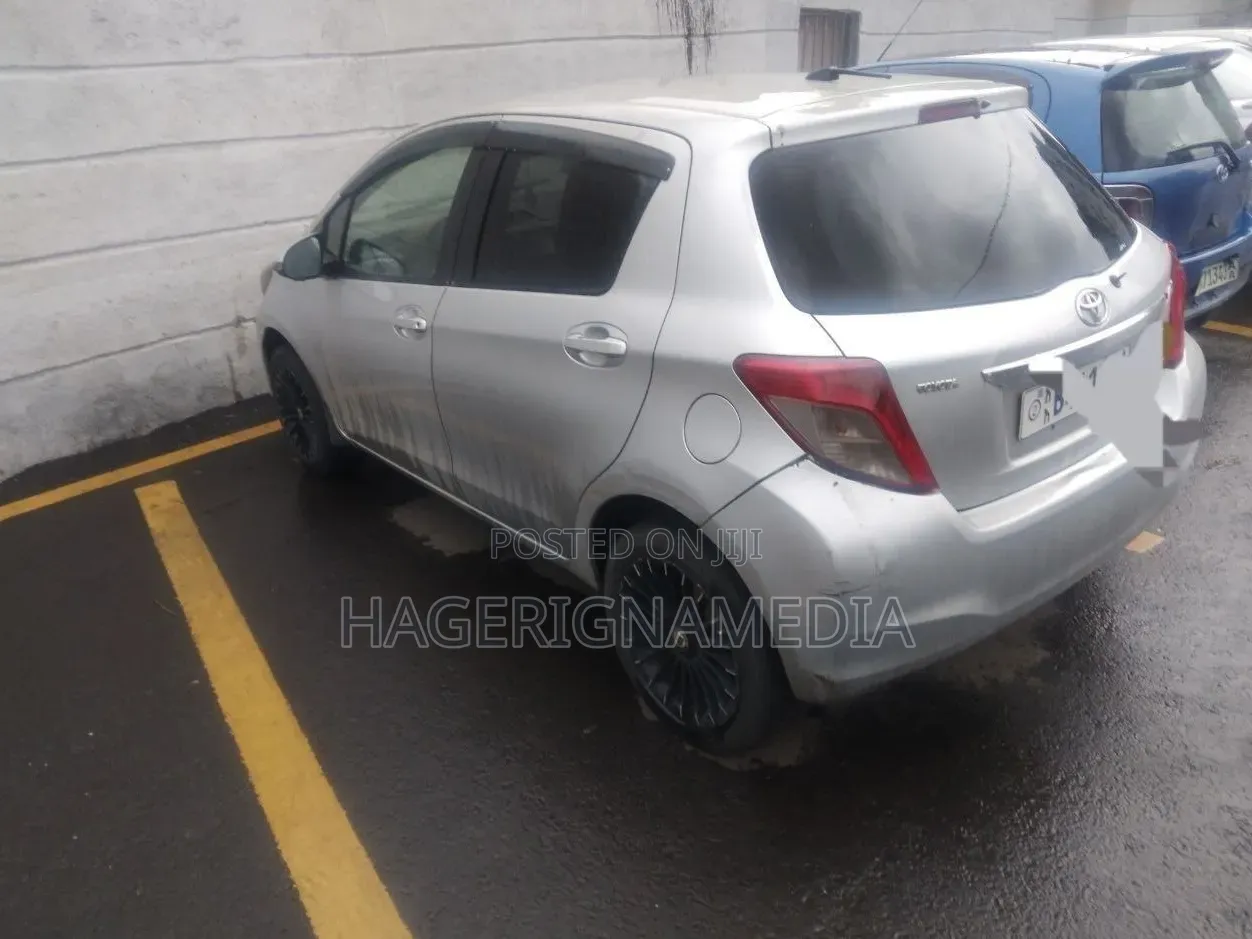 Toyota Yaris 2012 Silver