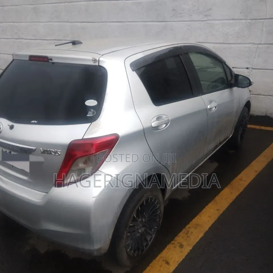 Toyota Yaris 2012 Silver