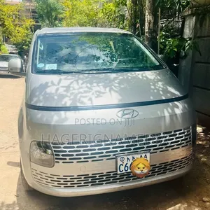 Hyundai Staria 2023 Gray