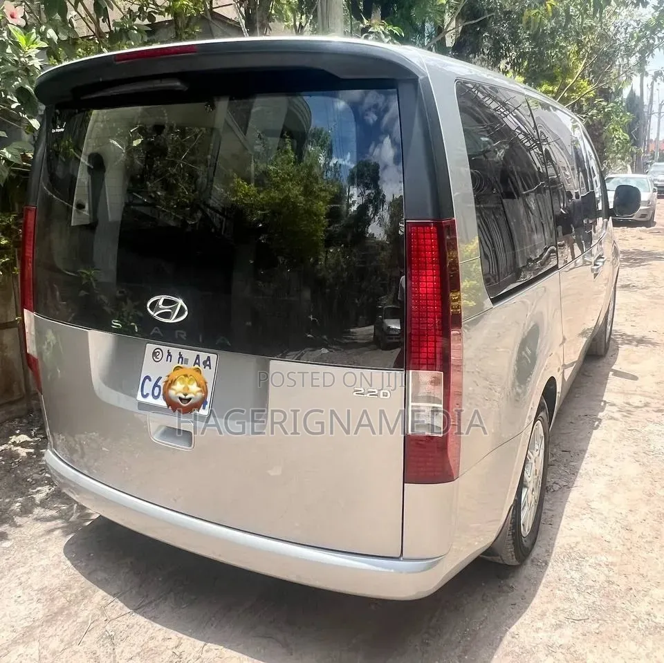 Hyundai Staria 2023 Gray
