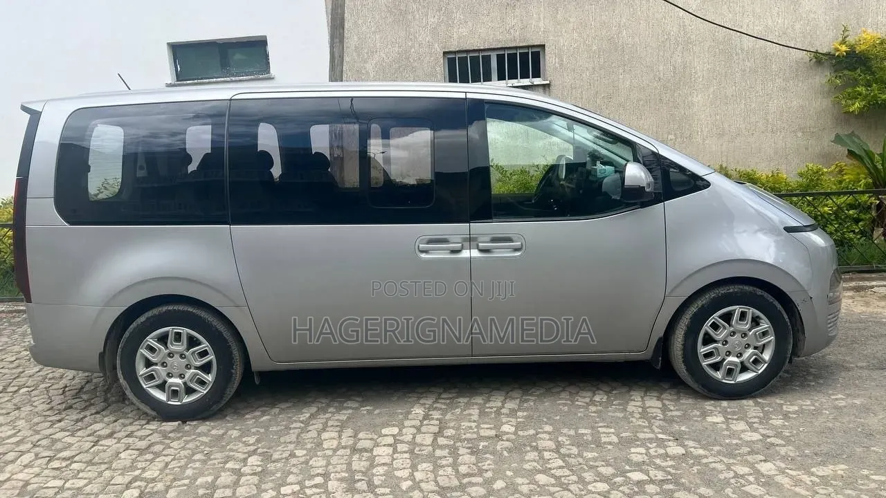 Hyundai Staria 2023 Gray